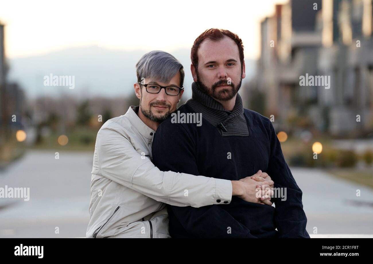 La coppia sposata gay David Mullins (L) e Charlie Craig posano per una foto a Denver, Colorado, 28 novembre 2017. Foto scattata il 28 novembre 2017. REUTERS/Rick Wilking Foto Stock