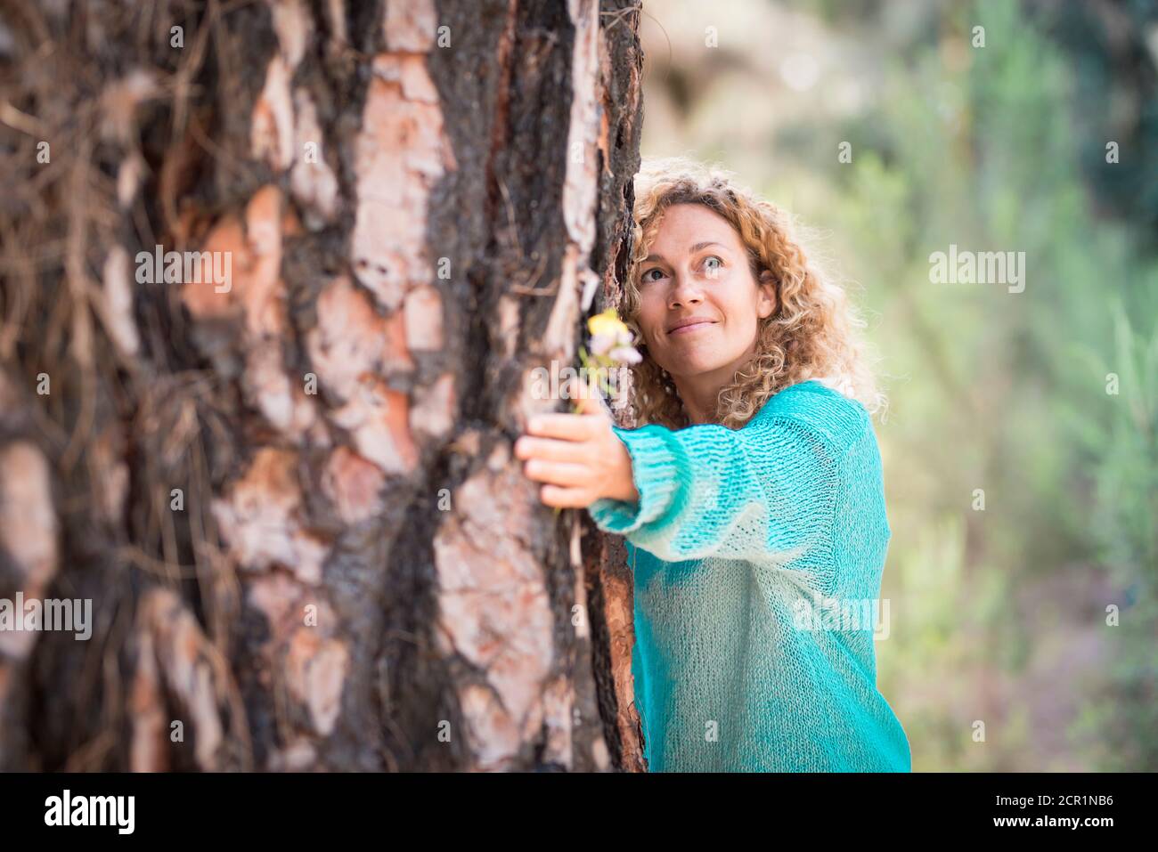 Persone e salvare il concetto di natura con la donna abbracciando un albero con amore e cura - salvare il pianeta e il clima cambiare problema globale di warmin preoccupato - Foto Stock