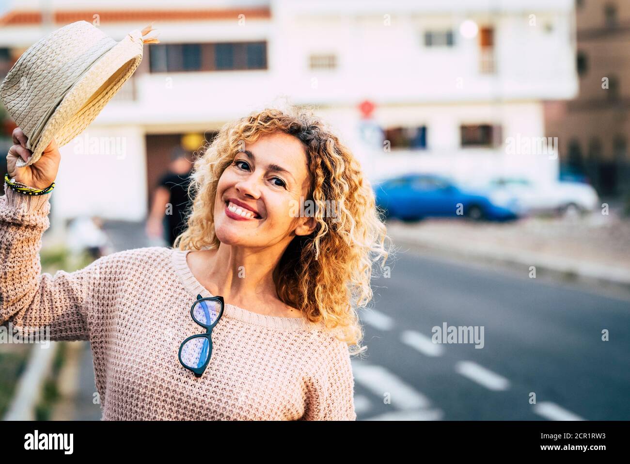 Allegro adulto caucasico gente felice donna ritratto con città urbano sfondo - gente gioiosa in attività di svago all'aperto durante il giorno di vita reale Foto Stock