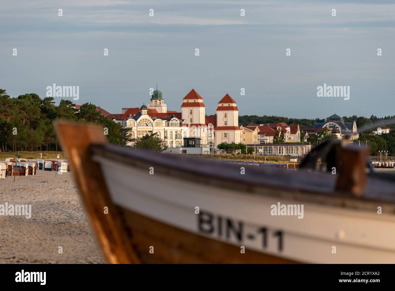 Germania, Meclemburgo-Pomerania occidentale, Isola Ruegen, Ostseebad Binz, Kurhaus, barca da pesca sulla spiaggia Foto Stock