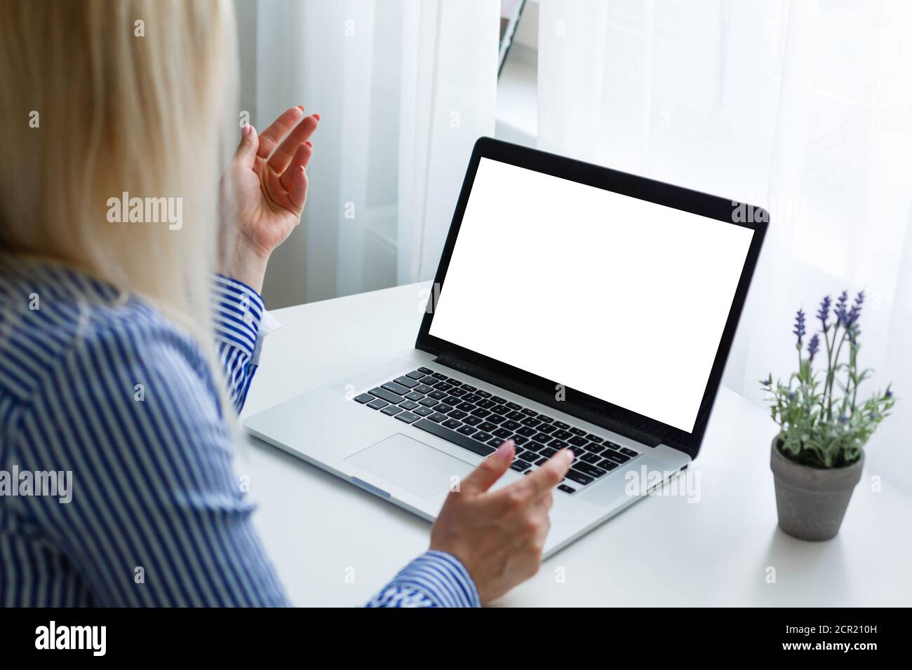 Vista laterale del computer portatile aperto. Design sottile e moderno. Display bianco vuoto per mockup e corpo in metallo grigio alluminio isolato Foto Stock