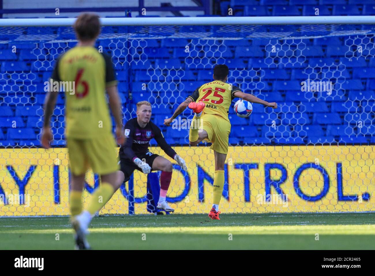 Stipe Perica (25) di Watford testa sul gol e Cameron Dawson (25) di Sheffield Mercoledì fa il risparmio Foto Stock