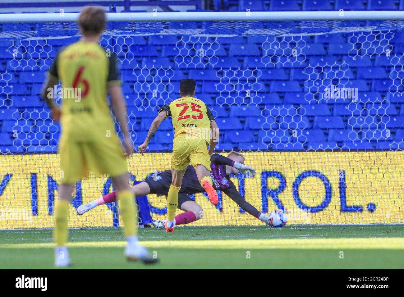 Stipe Perica (25) di Watford testa sul gol e Cameron Dawson (25) di Sheffield Mercoledì fa il risparmio Foto Stock