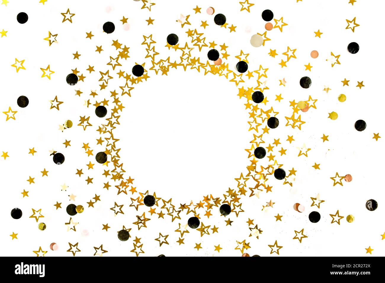 Le stelle d'oro confetti su sfondo bianco e festoso. Celebrazione colorata, sfondo di compleanno. Modello di Natale o Capodanno. Disposizione piatta, vista dall'alto Foto Stock