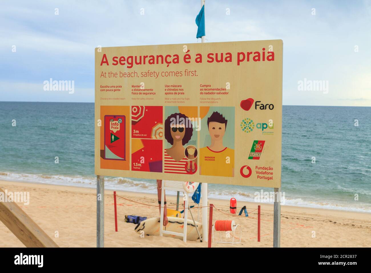 Cartello di sicurezza sulla spiaggia durante il Covid-19 a Faro Beach, Algarve, Portogallo. Foto Stock
