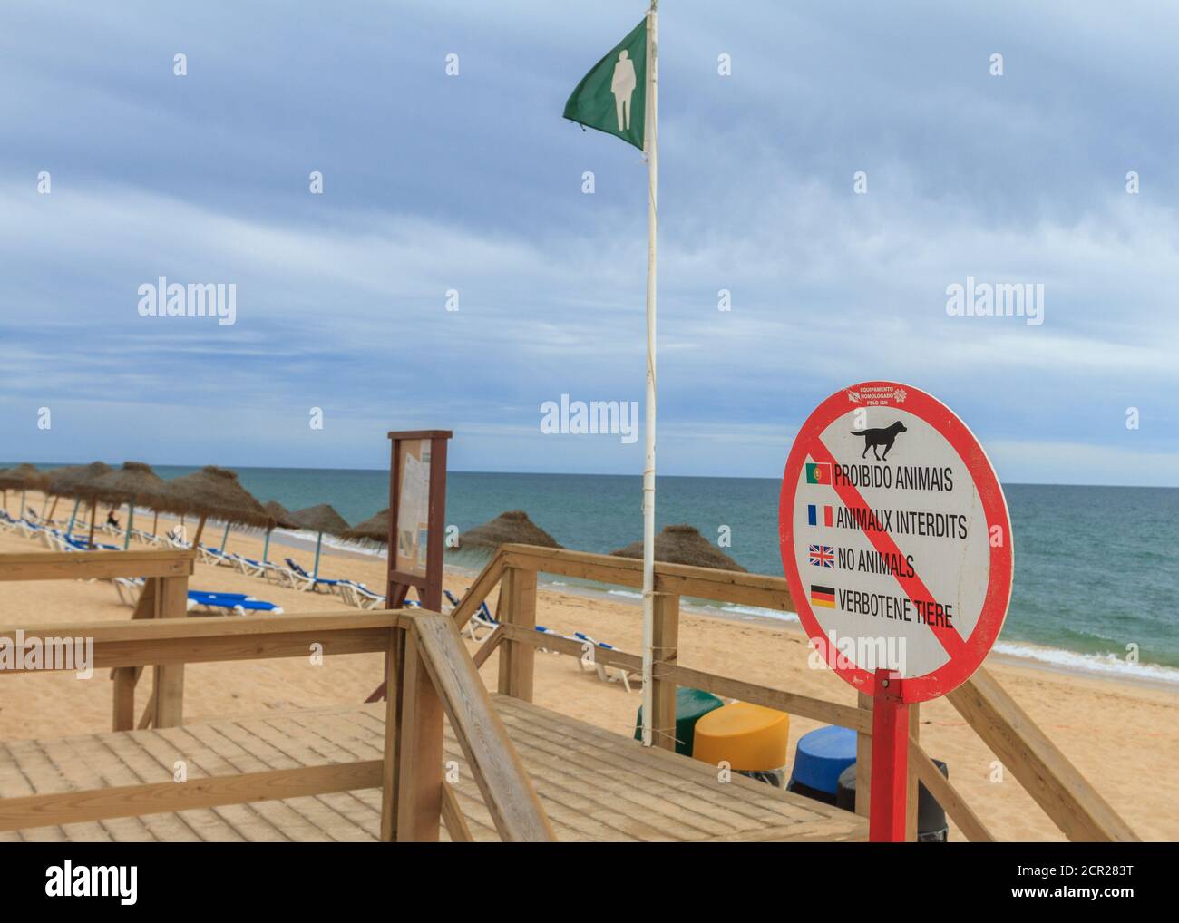 Nessun cartello per gli animali all'ingresso della spiaggia di Faro, Portogallo. Insegna multilingue; scritta in portoghese, francese, inglese e tedesco. Foto Stock