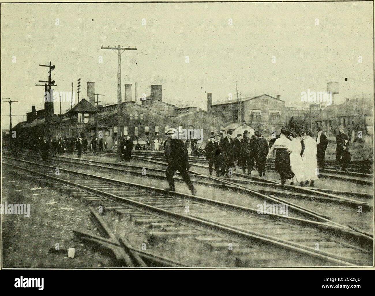 . La biblioteca ferroviaria . ar in e l'anno fuori, che ha bisogno solo di un'attenzione delle Nazioni per eliminare. Che grande differenza sembra fare se i largenumbers delle persone sono uccisi insieme in un certo disastro ferroviario, o sono areuccisi separatamente in molte tragedie solitarie, causate direttamente, forse, dalla loro propria incuria, ma fondamentalmente e soprattutto da agreat negligenza nazionale o tolleranza pubblica! E qual è la ragione di questa mancanza di attenzione su una questione che deve essere considerata come un grande rimprovero nazionale? È perché theAmerican pubblico confonde ignorantemente la parola trespasser con thatof hobo o Foto Stock