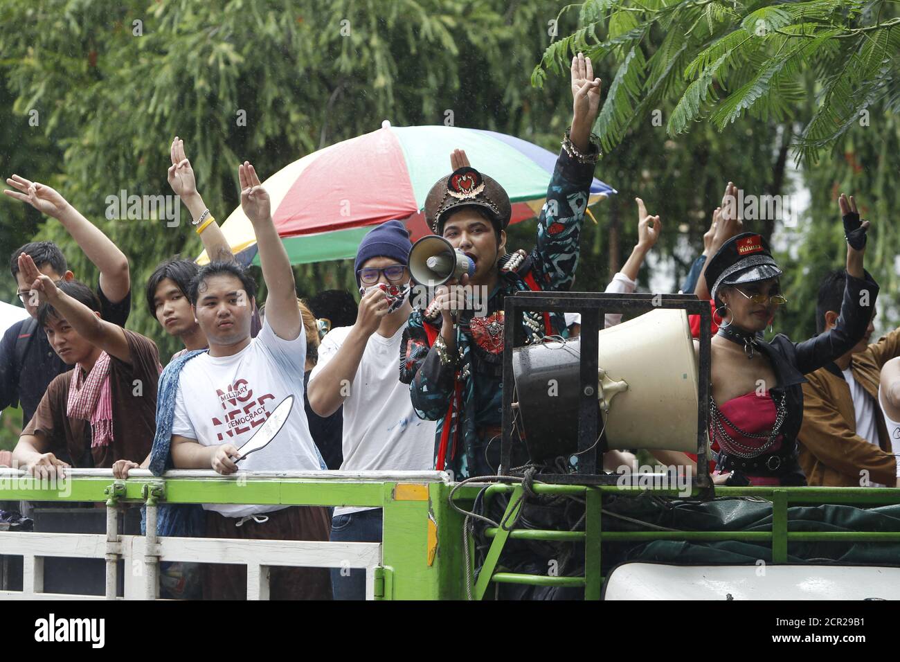 I manifestanti anti anti anti-governativi fanno un saluto a tre dita durante le loro passeggiate dall'Università di Thammasat a Sanam Luang. I manifestanti pro-democrazia si sono conversi oggi nello storico cuore reale di Bangkok per chiedere le dimissioni del governo sostenuto dai militari e le riforme della monarchia, a lungo considerato un argomento tabù in Thailandia. I dimostranti si sono riuniti per la prima volta nel campus universitario di Thammasat su un campo di calcio universitario che è stato teatro di un massacro di studenti di sinistra da parte di paramilitari pro-regime nel 1976. Foto Stock