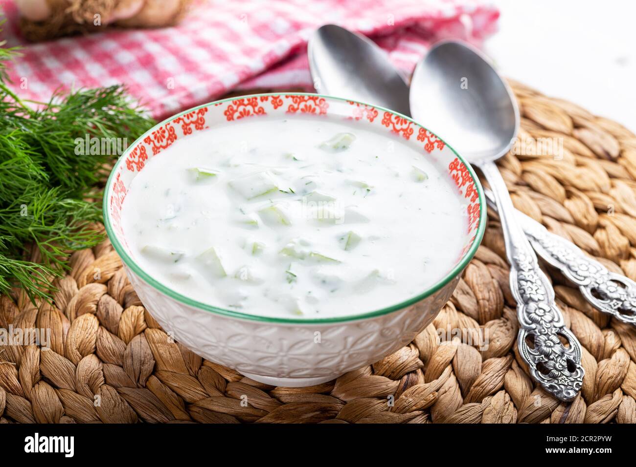 Cacik turco di yogurt con fette di cetriolo e olio di oliva (salsa tzatziki) Foto Stock
