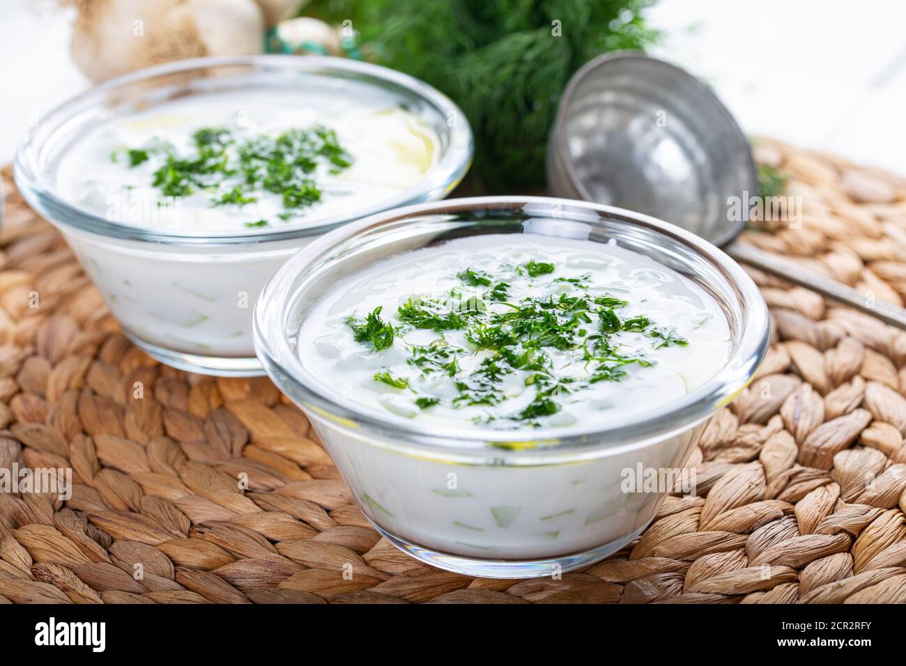 Cacik turco di yogurt con fette di cetriolo e olio di oliva (salsa tzatziki) Foto Stock