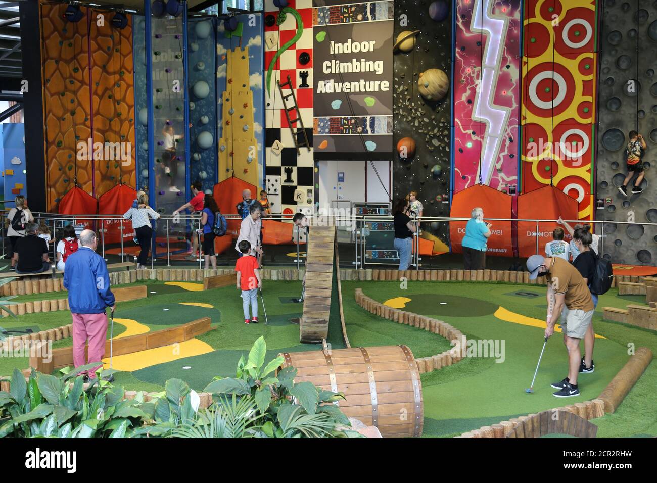 Indoor Challenge Golf, Sports Plaza, Centre Parcs Longleat Forest, Warminster, Wiltshire, Inghilterra, Gran Bretagna, Regno Unito, Regno Unito, Europa Foto Stock
