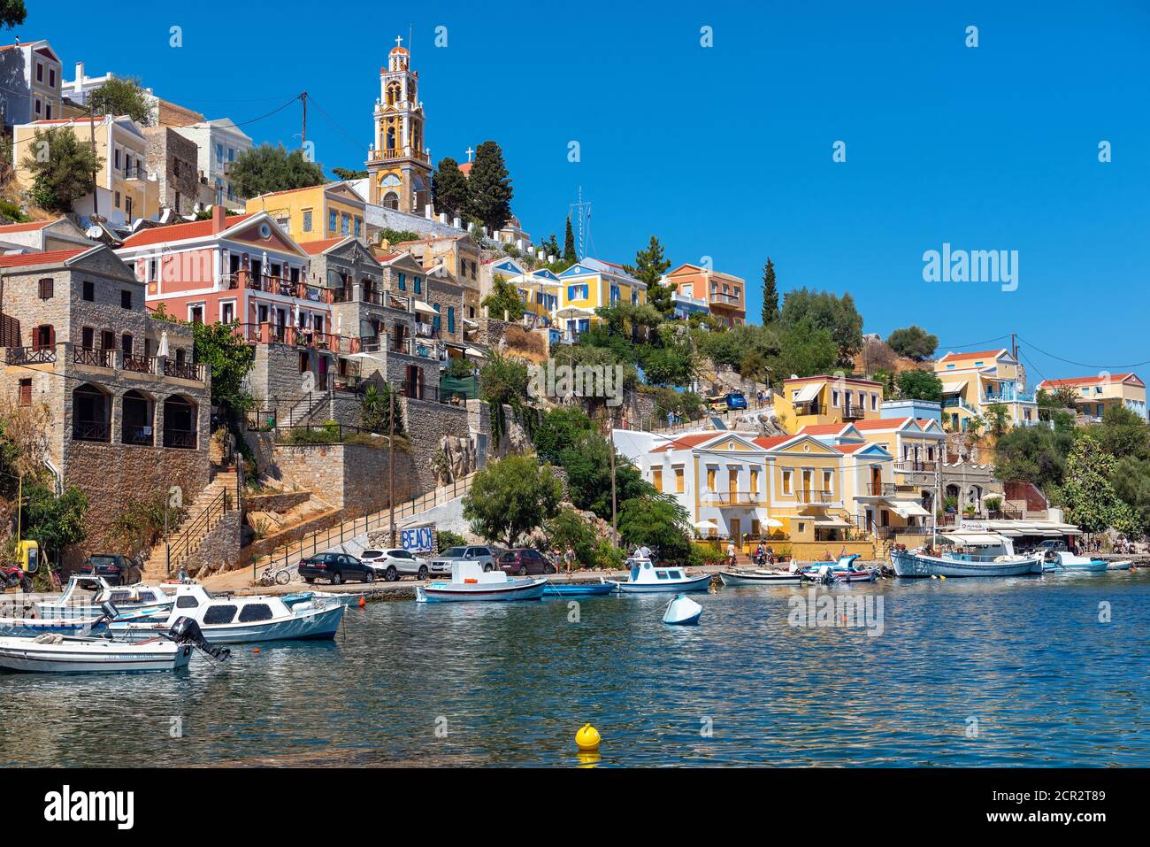 SYMI, GRECIA - AGOSTO 2019: Vista panoramica sul paesaggio urbano della città di Symi Foto Stock