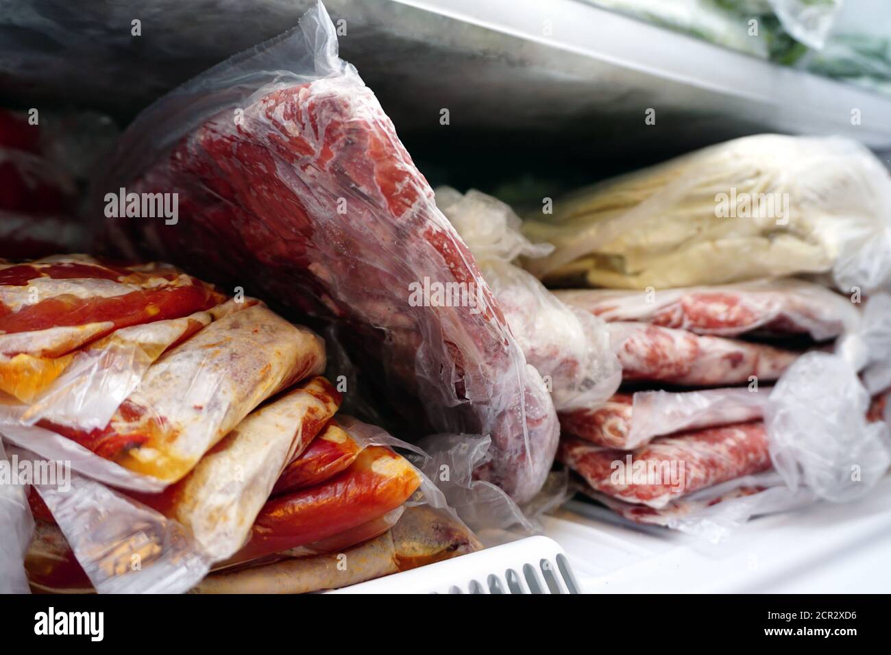 Carne e verdure surgelate nel congelatore Foto Stock