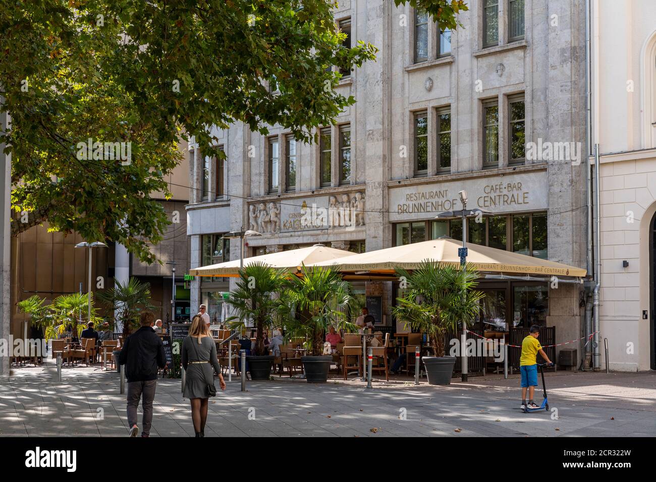 La città vecchia di Hannover è piena di piccoli caffè e ristoranti dove le persone possono gustare il loro cibo e bevande. Il giorno soleggiato del fine settimana è buono per quello. Foto Stock