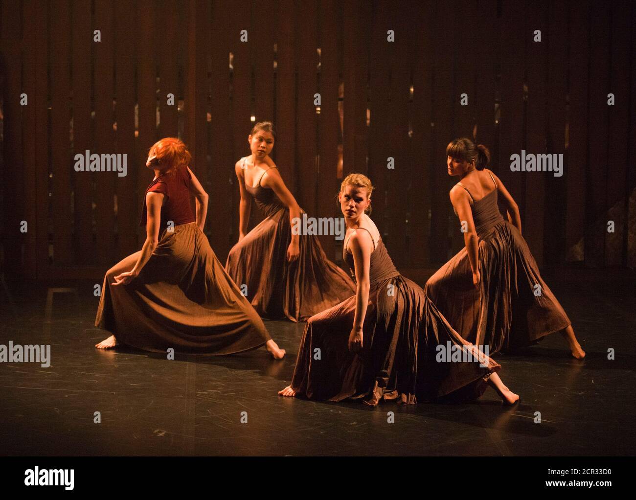 Rambert Dance Company: Stagione della nuova coreografia 2012 presso la Queen Elizabeth Hall, Southbank Center. 'La finestra' coreografata da Dane Hurst. Interpreti: Miguel Altunaga, Lucia Barbadillo, Eryck Brahmania, Antonette Dayrit, Robin Gladwin, Vanessa Kang, Mark Kimmett, Estela Merlos, Hannah Rudd, Jon Savage, Angela Towler, Stephen Wright. Foto Stock
