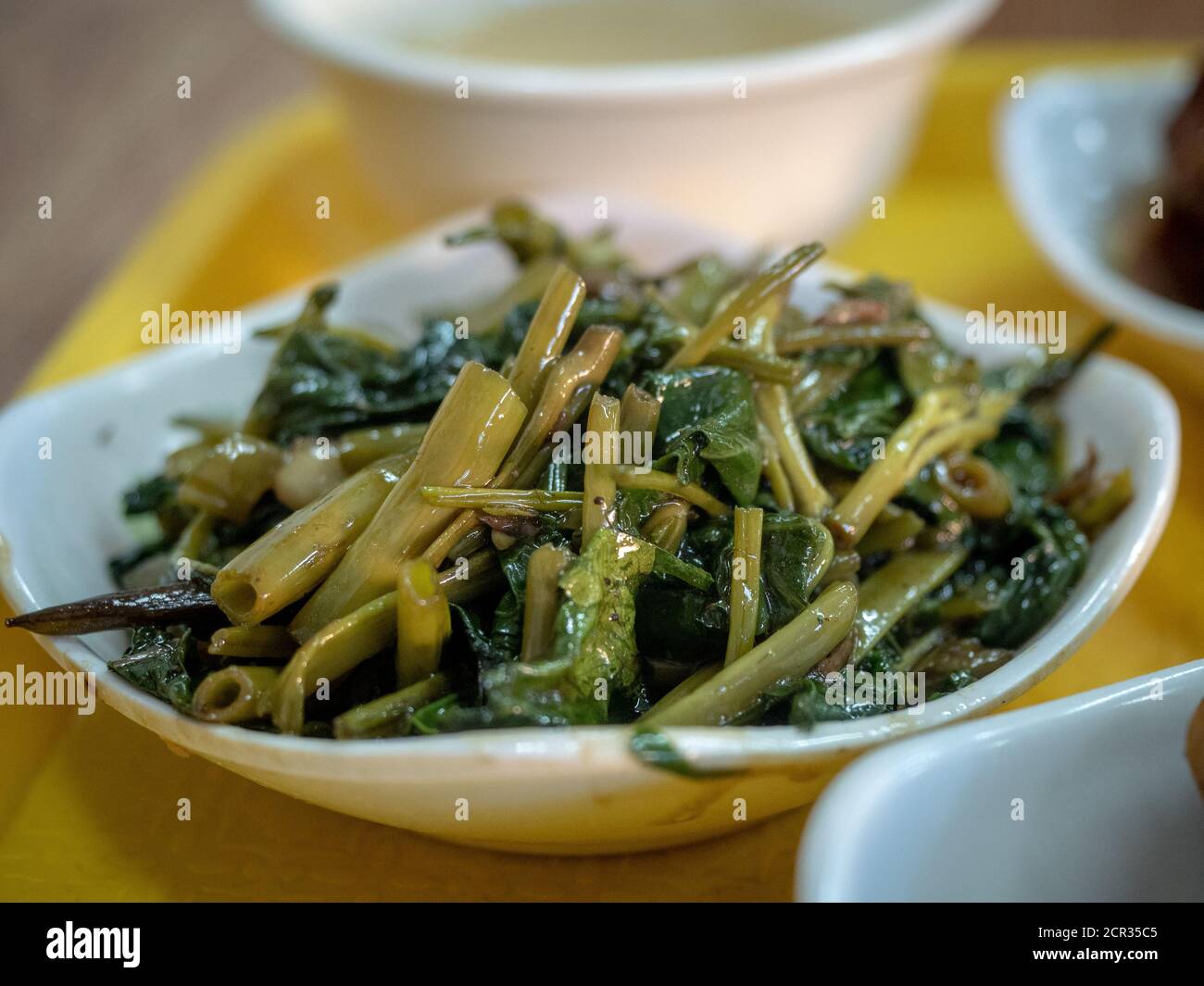 Delizioso cibo di strada asiatico nell'isola filippine di coron include spinaci horta kangkong in salsa di ostriche Foto Stock