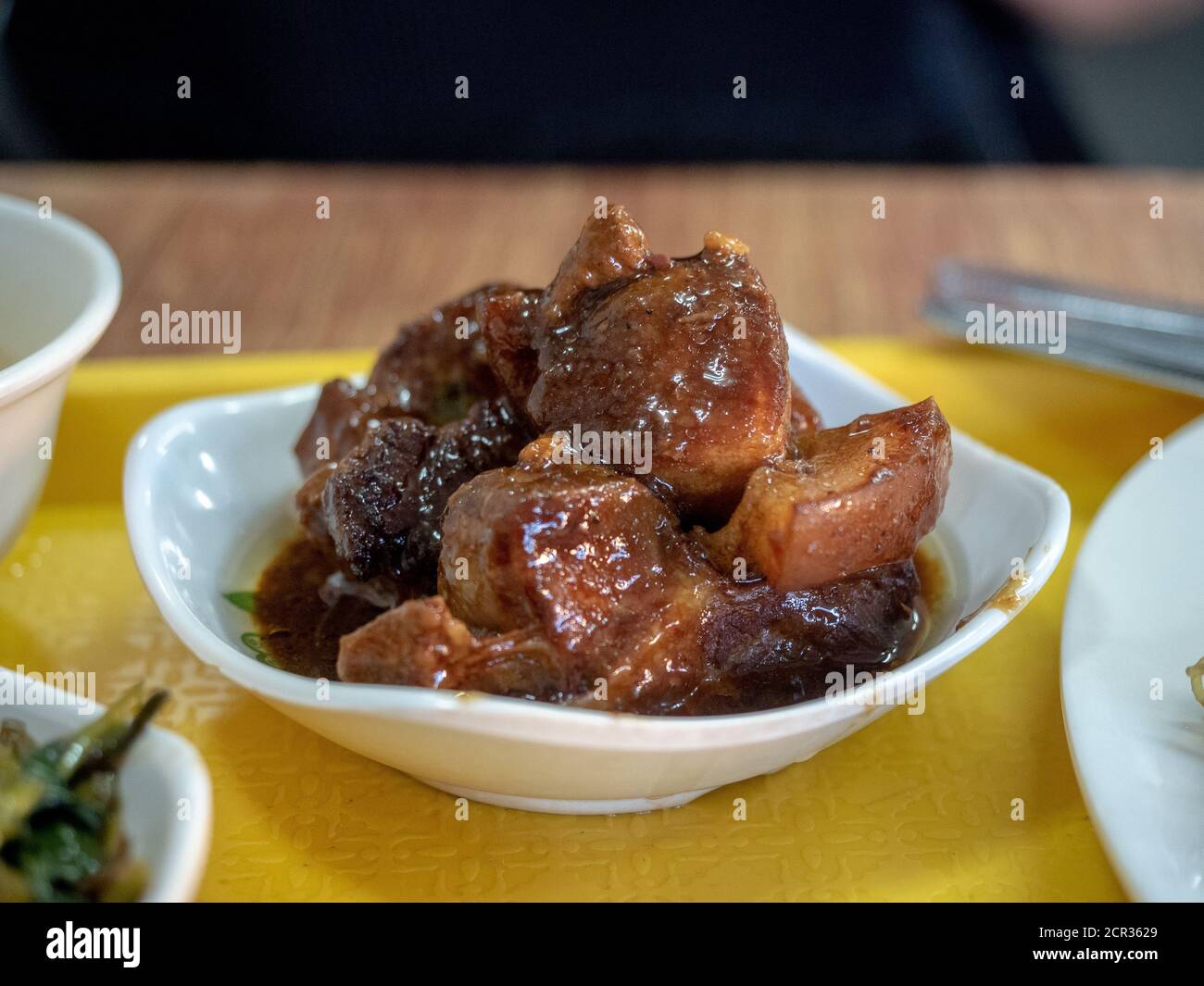 Delizioso cibo di strada asiatico nell'isola filippine di coron include carne di maiale al barbecue Foto Stock