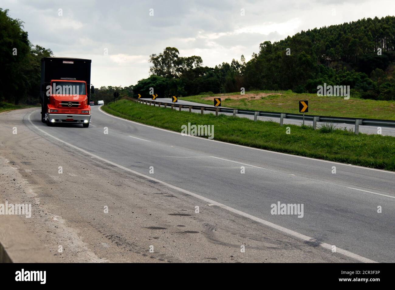 Minas Gerais / Brasile - 12 dicembre 2018: Camion di trasporto sull'autostrada Fernao Dias, BR 381 Foto Stock