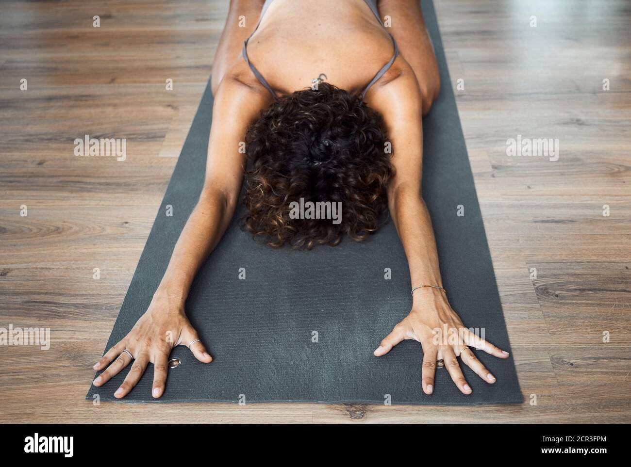 Uttttitha balasana posa felice del bambino, iyengar yoga rilassante asana in studio Foto Stock