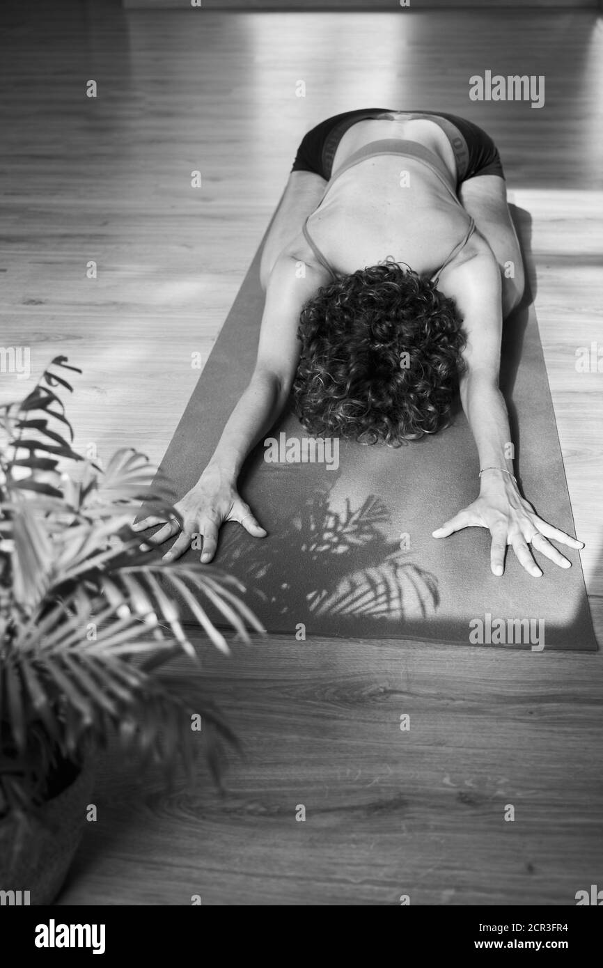 Uttttitha balasana posa felice del bambino, iyengar yoga rilassante asana in studio Foto Stock