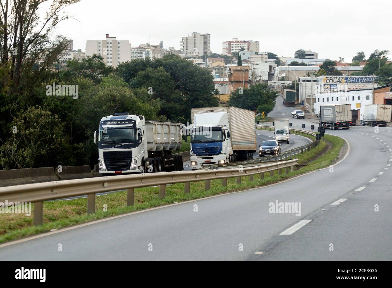 Minas Gerais / Brasile - 12 dicembre 2018: Camion di trasporto sull'autostrada Fernao Dias, BR 381 Foto Stock