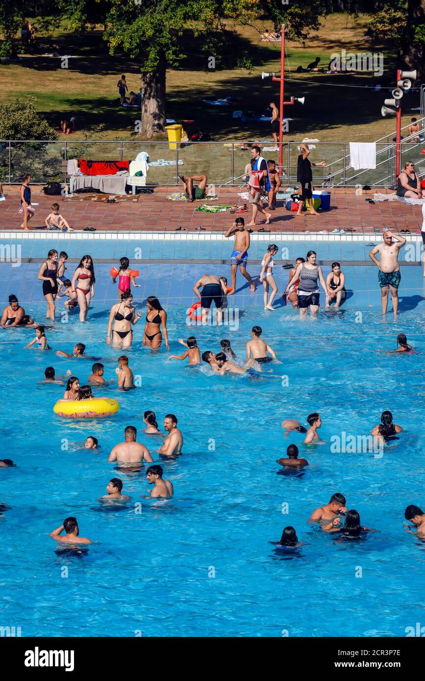 Essen, zona della Ruhr, Nord Reno-Westfalia, Germania - piscina estiva all'aperto a Grugabad il fine settimana più caldo dell'anno durante la pandemia corona in Foto Stock