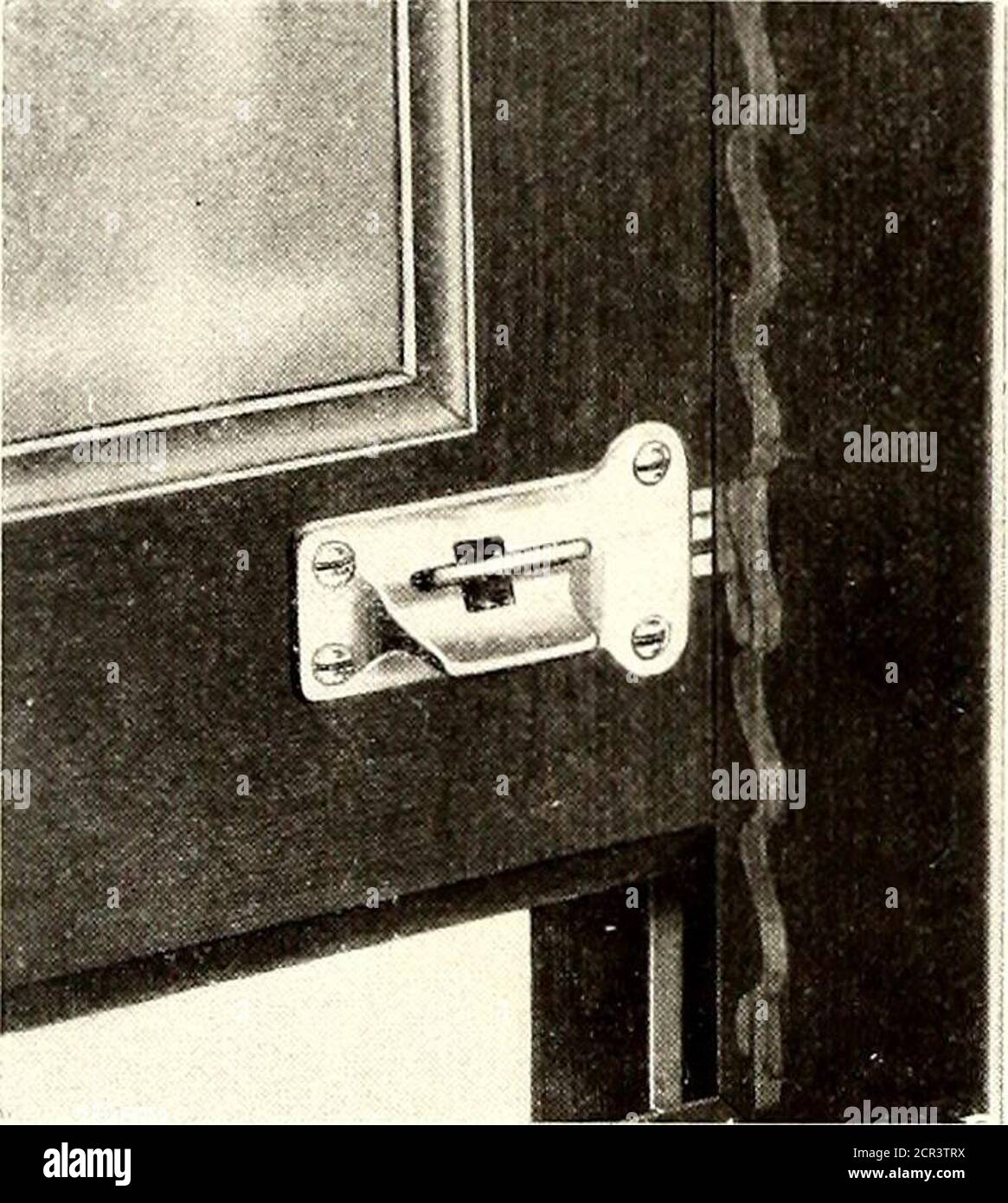 . Electric Railway journal . yn li utilizza per la sicurezza e l'efficienza il Brooklyn Rapid Transit System è così ben soddisfatto conEdwards sash lucks che, oltre a installarli su nuove auto, li sta anche posizionando su centinaia di altre auto come parte di Safety First per ITS passeggeri. Leggete ciò che il Comitato dipartimentale di sicurezza del sistema di transito rapido Brook-lyn ha detto nella settima relazione trimestrale del Dipartimento meccanico, datata aprile 1916. I blocchi di telaio di stile vecchio inattivo, un po' difficili da mantenere, sono sempre stati fonte di preoccupazione per le lesioni in cui spesso-volte i bambini ar Foto Stock