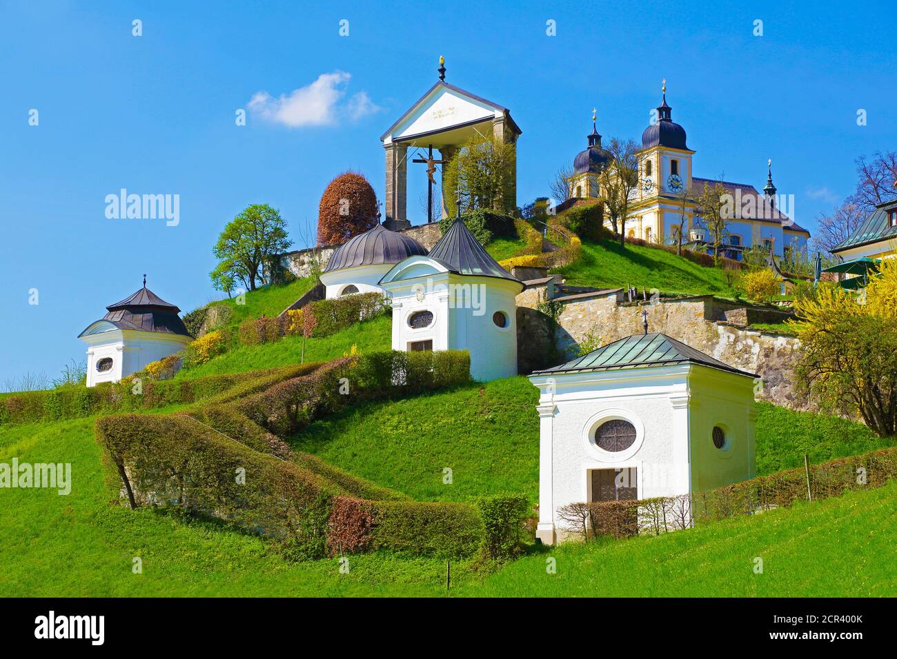 Maria Plain è un luogo di pellegrinaggio cattolico romano vicino alla città di Salisburgo contro il cielo blu, l'Austria Foto Stock