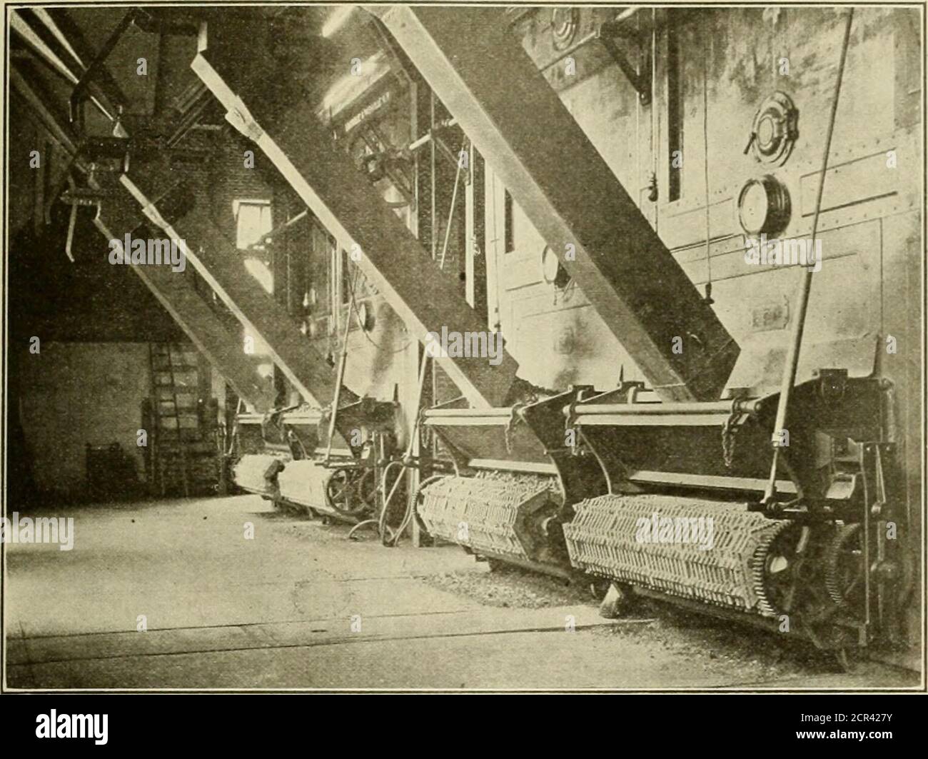 . Ingegnere americano e giornale ferroviario. U PIANO DI POWER HOUSE. Fornire il serbatoio di ricezione con acqua da questo caldo bene tomake buona perdita o spreco dal sistema. L'acqua fluisce dal serbatoio di raccolta in un'acqua di alimentazione di Cochrane per gravità, ed è prelevata da questo da due pompe di alimentazione di caldaia Laidlaw-DunnGordon, 16 e 8x10 pollici del duplex, impaccato esterno, schema a stantuffo. Tra la sezione della pompa di alimentazione e il riscaldatore dell'acqua di alimentazione è disposto un serbatoio di tankin ordine lo fornire un'alimentazione su cui le pompe di alimentazione della caldaia novembre, 1906. INGEGNERE AMERICANO E GIORNALE FERROVIARIO. 121. SHOWINC DEL LOCALE CALDAIA Foto Stock