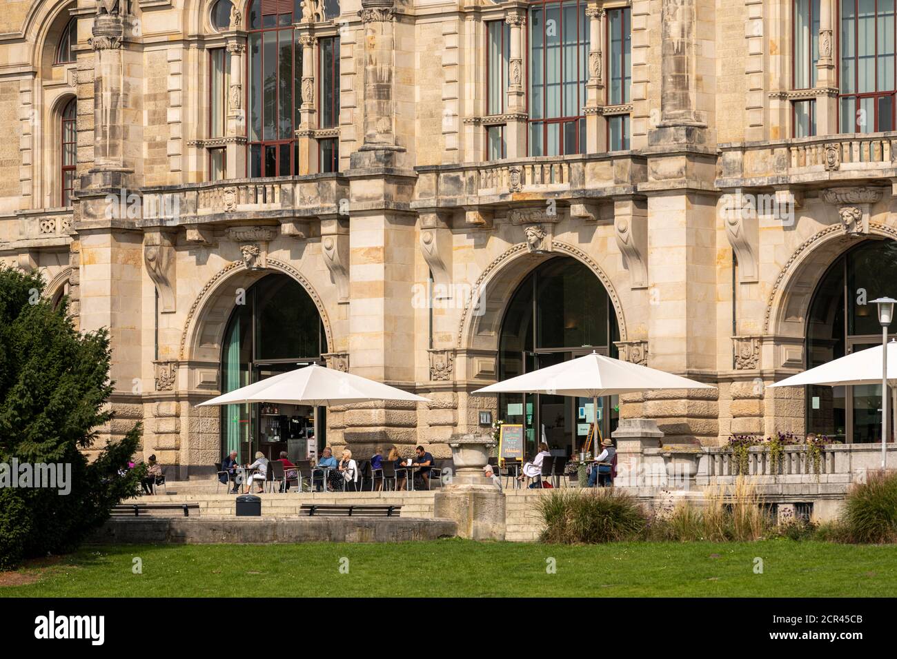 La città vecchia di Hannover è piena di piccoli caffè e ristoranti dove le persone possono gustare il loro cibo e bevande. Il giorno soleggiato del fine settimana è buono per quello. Foto Stock