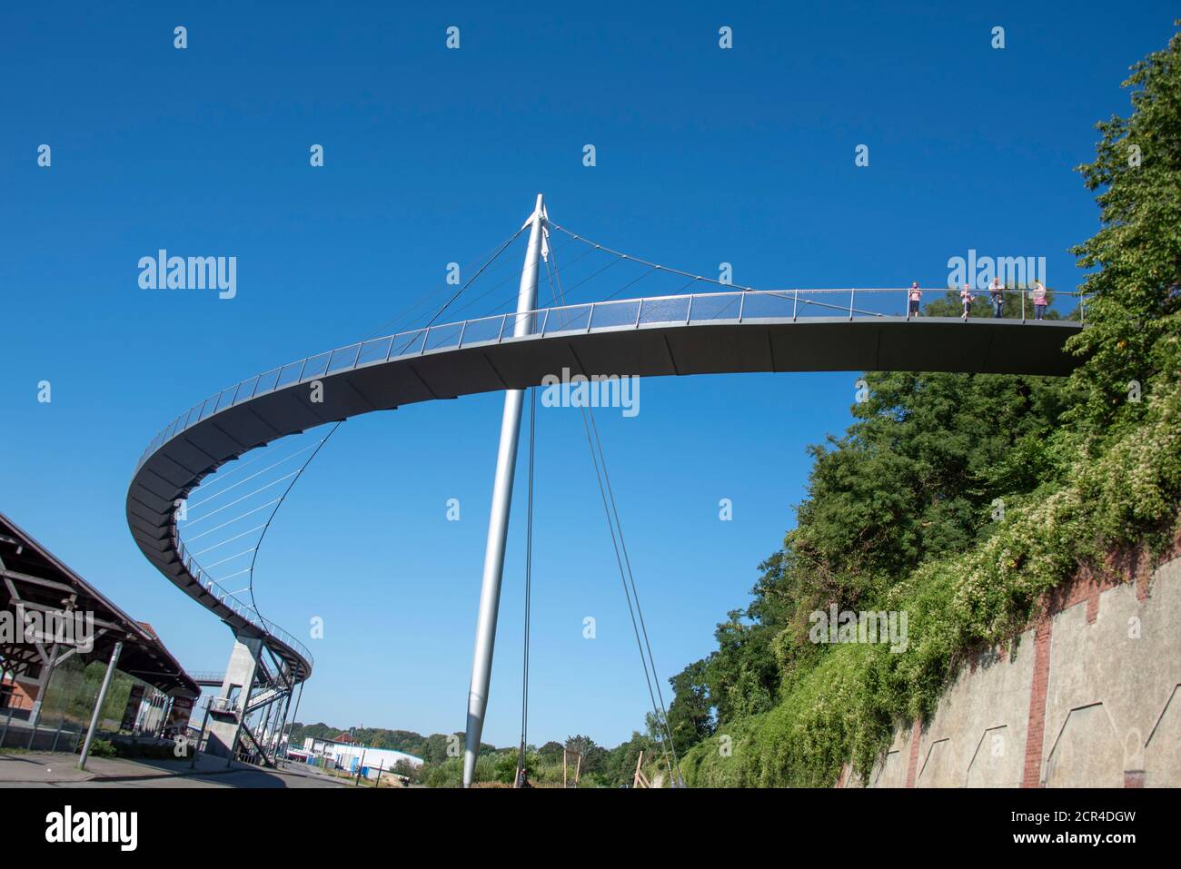 Germania, Meclemburgo-Pomerania occidentale, isola di Ruegen, ponte pedonale nel porto cittadino di Sassnitz, ponte sospeso lungo 274 m, inaugurato nel Foto Stock