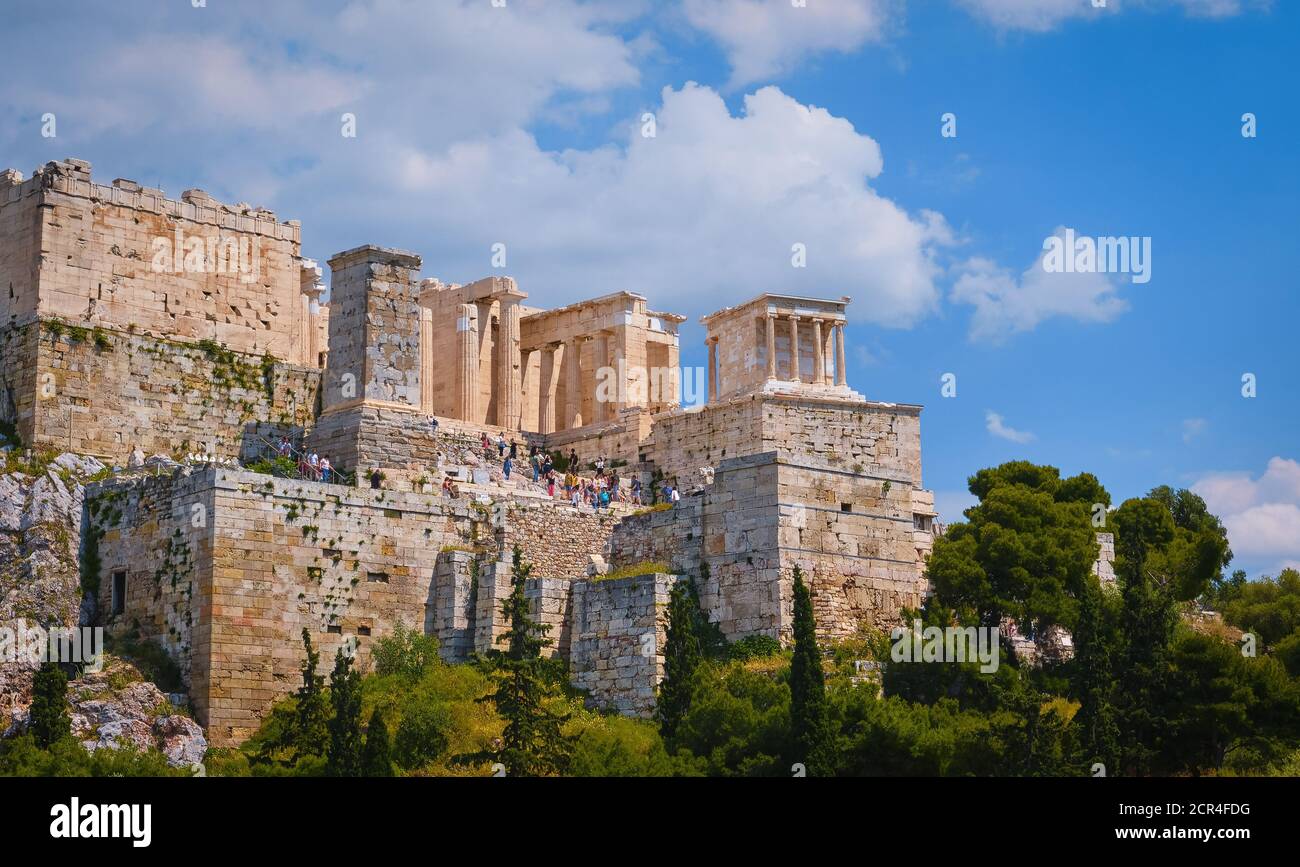 Vista della collina dell'Acropoli dalla collina di Areopagus in estate con grandi nuvole nel cielo blu, Atene, Grecia. Patrimonio dell'UNESCO. Porta Propylaea, Partenone. Foto Stock