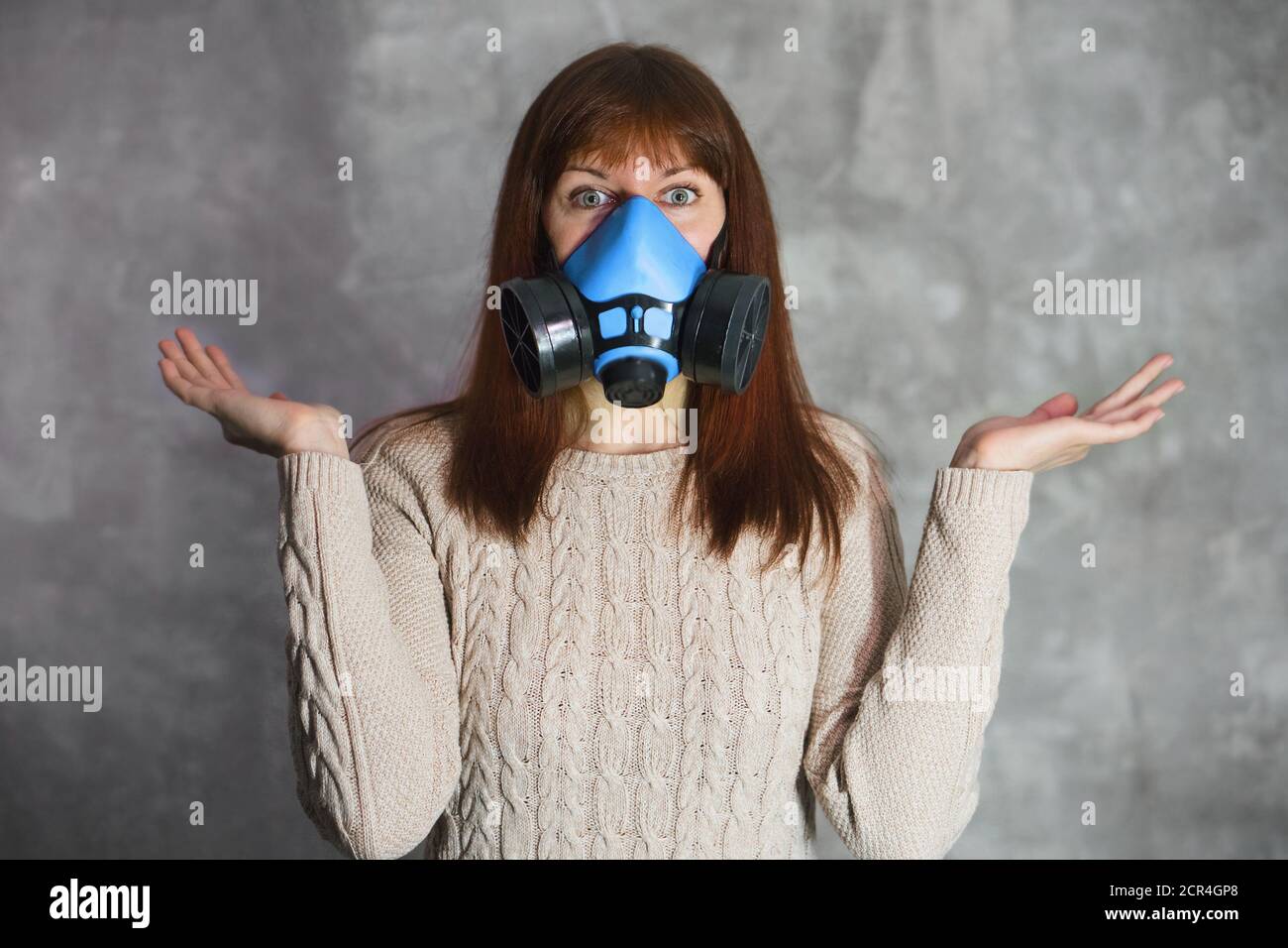 Concetto di panico e paura. Donna in respiratore su sfondo scuro. Donna in respiratore su sfondo scuro. Foto Stock