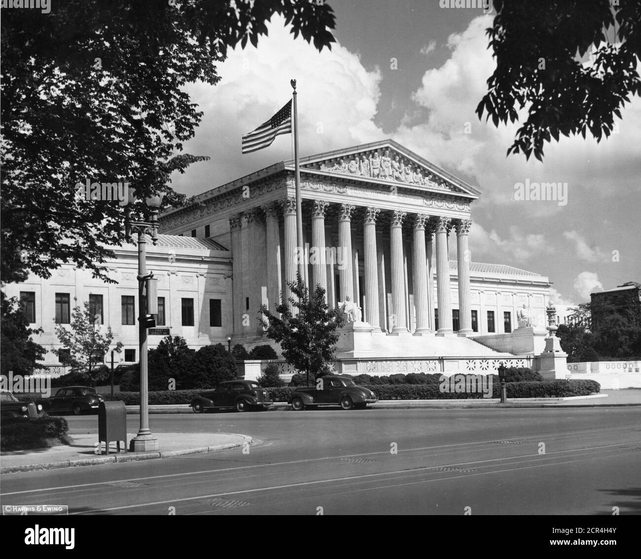 Vista esterna del Palazzo della Corte Suprema, Washington, DC, circa 1944. (Foto di Office of War Information/RBM Vintage Images) Foto Stock
