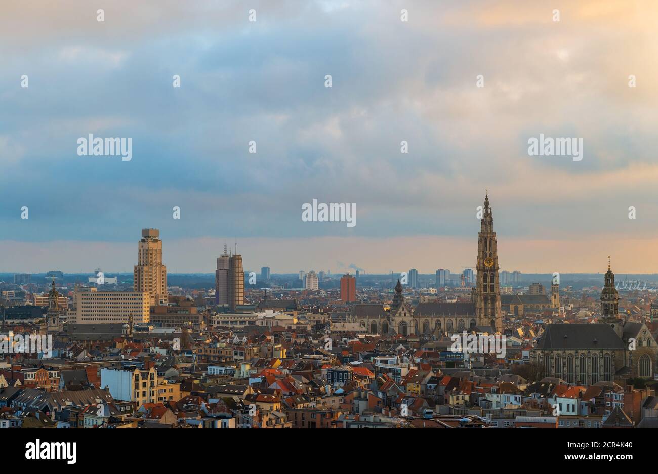 Paesaggio urbano di Anversa (Anversa) al tramonto con la torre della cattedrale, Belgio. Foto Stock