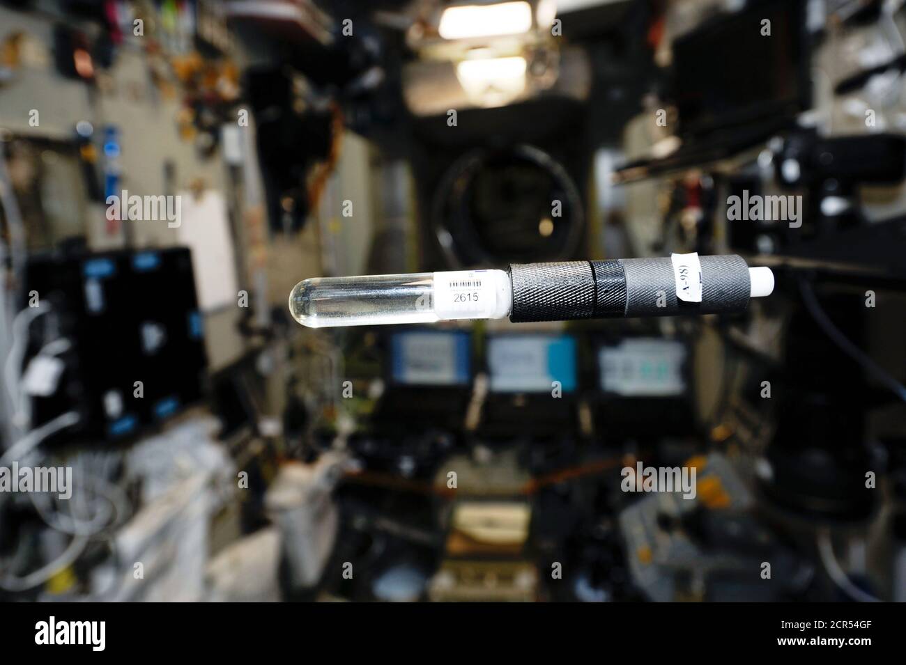 Rilevatori di radiazioni per l'esperimento Radi-N2, galleggianti nell'ambiente antigravitazionale dell'ISS. Un dispositivo di questo tipo aiuterà gli scienziati a imparare come Foto Stock