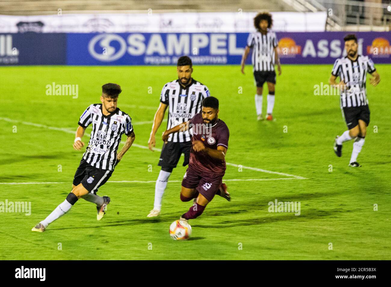 Campina Grande, Brasile. 19 Settembre 2020. Vicente, giocatore di Jacuipense, contesta la palla nel corso di una partita tra Treze e Jacuipense, valida per la settima prova del Campionato brasiliano serie C, che si tiene presso lo stadio Ernani Satyro di Campina Grande, PB, questo sabato pomeriggio (19). Credit: Daniel Lins/FotoArena/Alamy Live News Foto Stock