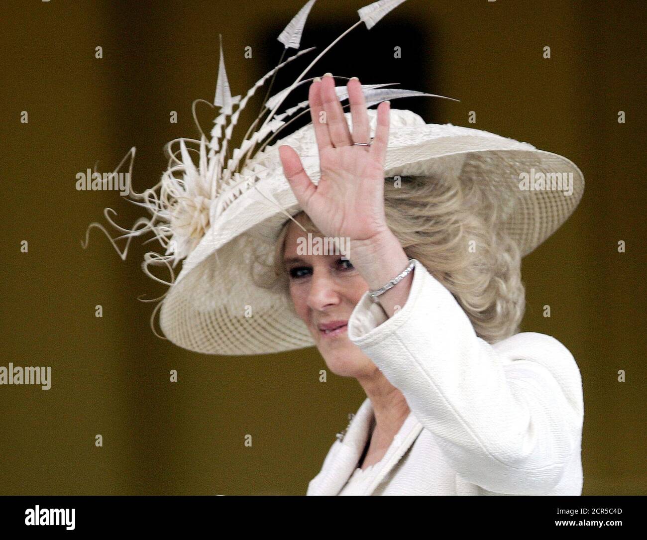 Camilla Parker Bowles, che indossa un cappello di Philip Treacy, ondeggia  al suo arrivo alla Guildhall di Windsor, nell'Inghilterra meridionale, per  la cerimonia di matrimonio civile al principe Carlo della Gran Bretagna,