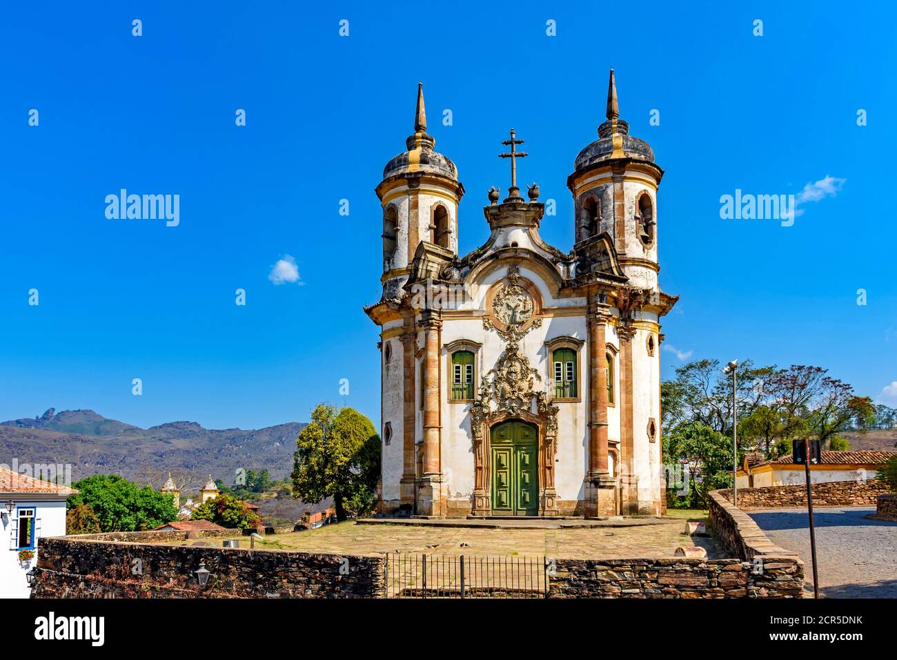 Vista frontale della storica chiesa del 18 ° secolo in architettura coloniale nella città di Ouro Preto a Minas Gerais, Brasile Foto Stock