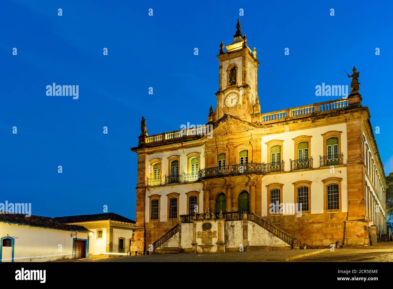 Edificio storico in stile barocco al crepuscolo nella piazza centrale della città di Ouro Preto a Minas Gerais, Brasile Foto Stock