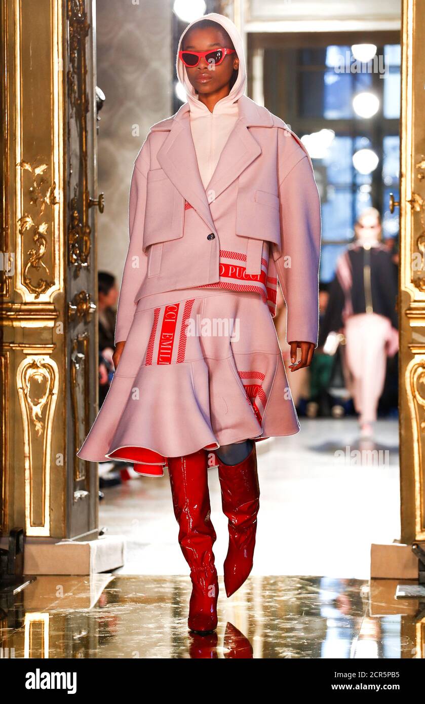 Emilio Pucci Fashion Week di Milano in autunno e inverno modello Dasha  Malygina indossando square patchwork pelliccia cappotto in marrone e beige  Foto stock - Alamy