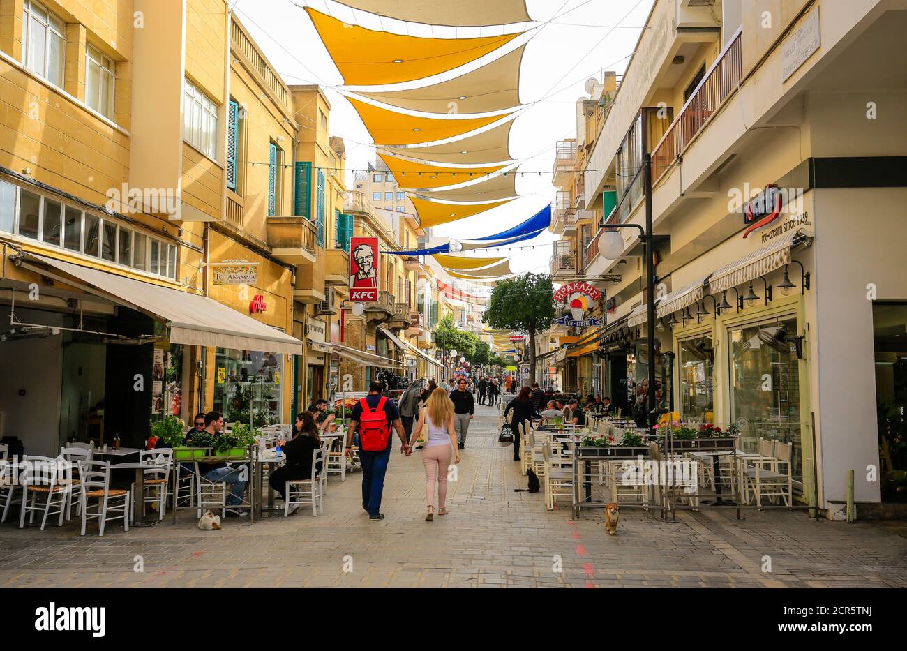 Nicosia, Cipro - Via dello shopping nella parte greca della città divisa di Nicosia. Foto Stock