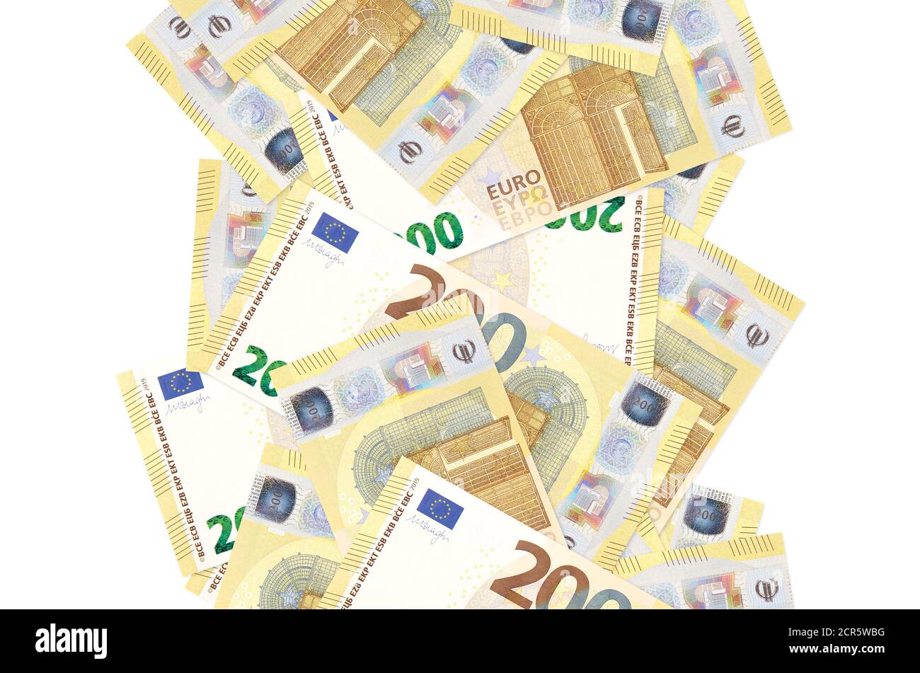 bollette da 200 euro, isolate su bianco. Molte banconote che cadono con spazio di copia bianco sul lato sinistro e destro Foto Stock