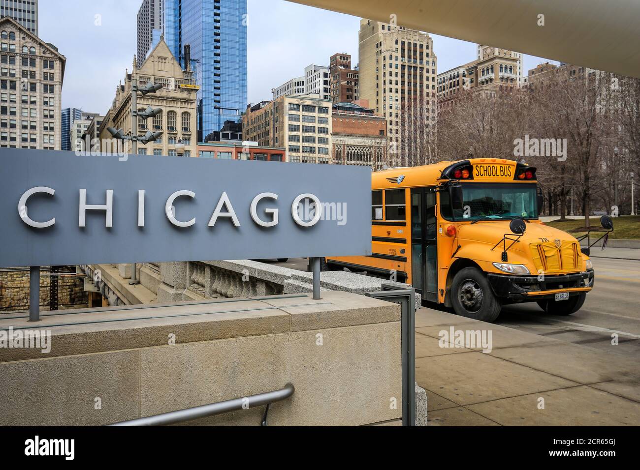 Scritta Chicago e bus scolastico, Chicago, Illinois, Stati Uniti, Nord America Foto Stock