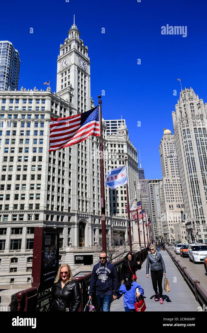 Bandiera americana di fronte al Wrigley Building, Chicago, Illinois, USA, Nord America Foto Stock