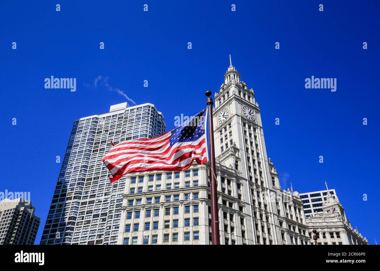Bandiera americana di fronte al Wrigley Building, Chicago, Illinois, USA, Nord America Foto Stock