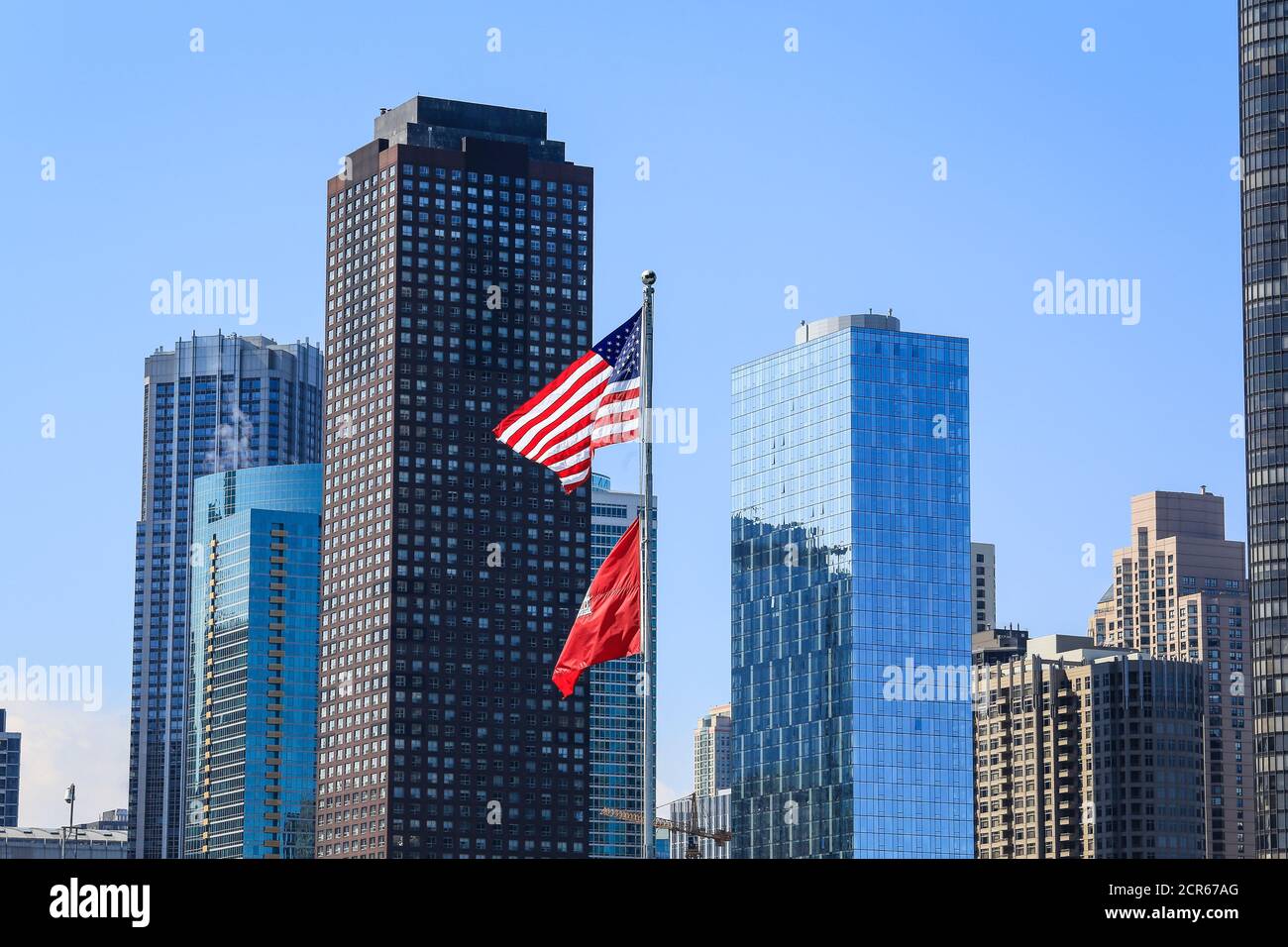 Bandiera americana di fronte ai grattacieli, Chicago, Illinois, USA, Nord America Foto Stock