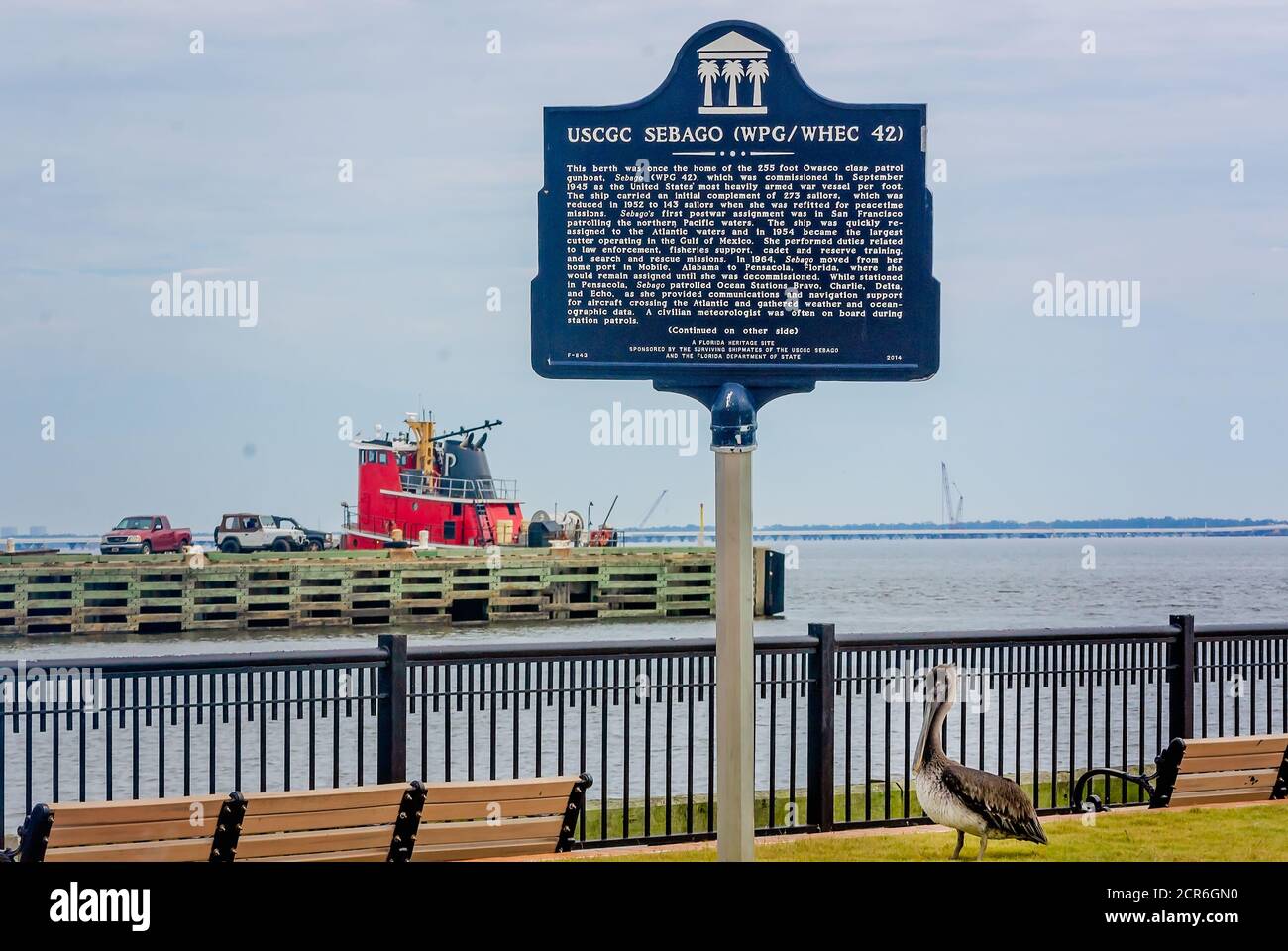Un monumento storico commemora il luogo in cui Sebago, cutter della Guardia Costiera americana, aveva sede presso il Palafox Pier, 18 settembre 2020, a Pensacola, Florida Foto Stock