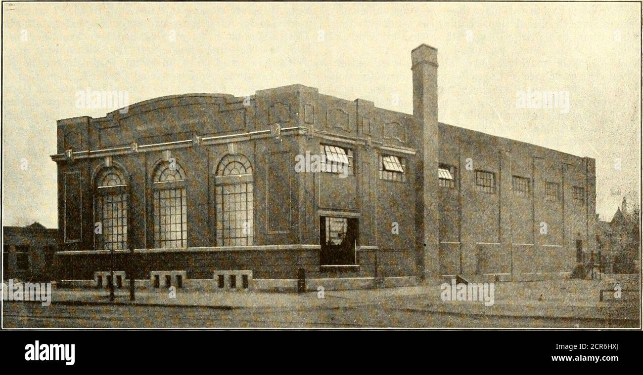 . Giornale ferroviario elettrico . PIANO DELLA SOTTOSTAZIONE DEL CONVERTITORE SINCRONO PER UNITÀ DI PICCOLE DIMENSIONI (CFR. TABELLA I) 1 NOVEMBRE 1919 8,33. Un TIPICO EDIFICIO DI SOTTOSTAZIONE AD ALTA CiKADH: LA SOTTOSTAZIONE DI CEDAR AVENUE, LA FERROVIA DI CLEVELAND (OHIO) alcuni elementi in una sottostazione soddisfacente costruzione di C. F. LLOYD Manager sottostazione Sezione Power Department Westinghouse Electric & Manufacturing Company IN DEAWING piani per un edificio di sottostazione, vi crease nel costo di costruzione. Ciò pro-sono materialmente un certo numero di fattori che dovrebbero ricevere considera- long la vita ed aumentare la produzione dell'apparecchiatura,zione dentro Foto Stock
