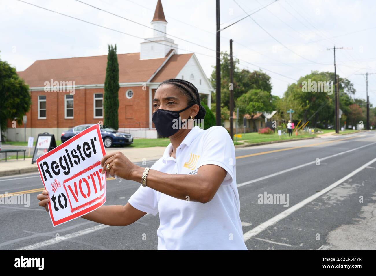 19 2020 settembre, Austin Texas USA: Il volontario NAACP Felecia Williams-Dennis cerca di attirare l'attenzione dei potenziali elettori durante un evento drive-through di registrazione degli elettori nella parte est di Austin prima della scadenza di inizio ottobre per la registrazione. Il Texas, di solito una solida roccaforte repubblicana, potrebbe rivelarsi un campo di battaglia per le elezioni presidenziali del 3 novembre. Foto Stock